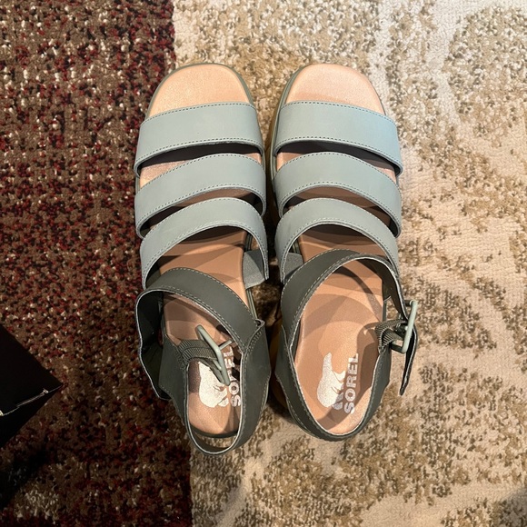 In EUC. Beautiful 2 tone green platform, leather Sorel sandals. In box. - Picture 3 of 5